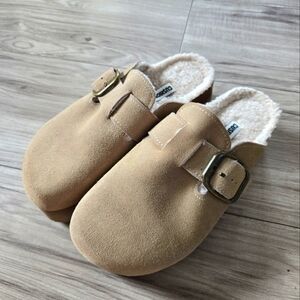 NWOT Cozy Tan Women's Slippers- Size 7